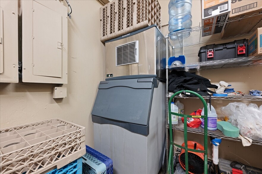 More Photos Of 629 W Main St, Yukon General Retail For Lease