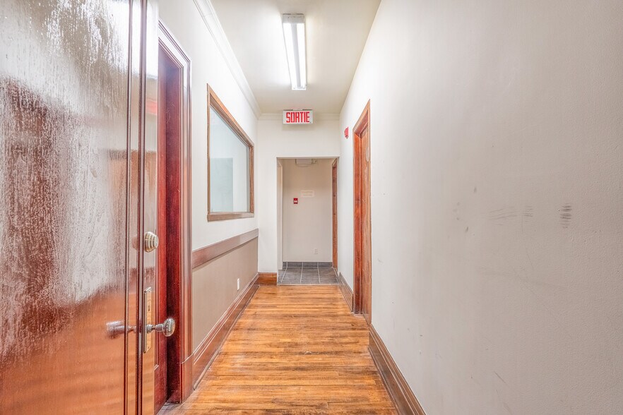 More Photos Of 40-42 Rue Wellington N, Sherbrooke Storefront Retail Office For Sale