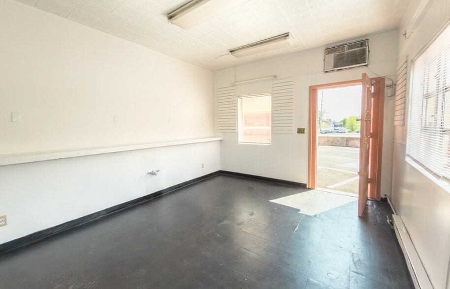 More Photos Of 3312 Cove Rd NW, Roanoke Storefront For Lease
