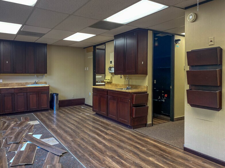More Photos Of 29525 Canwood St, Agoura Hills Medical For Lease