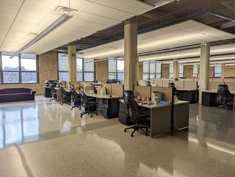 More Photos Of 1900 W Kinzie St, Chicago Light Distribution For Sale