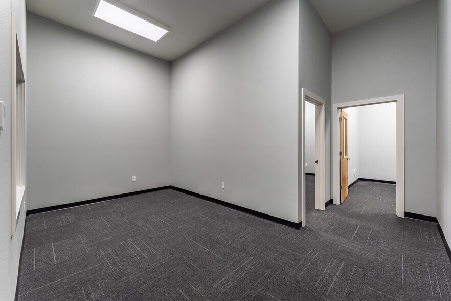 More Photos Of 140 Southwinds Rd, Farmington Storefront Retail Office For Lease