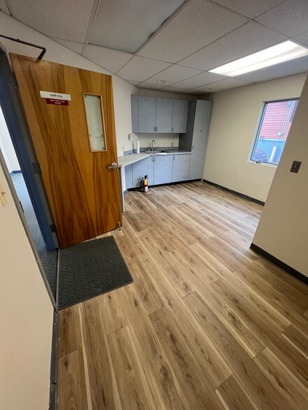 More Photos Of 410 Bergen Blvd, Palisades Park Storefront Retail Office For Lease