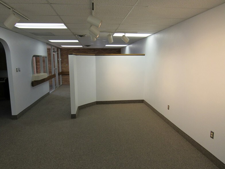 More Photos Of 313 W Country Club Rd, Roswell Medical For Sale