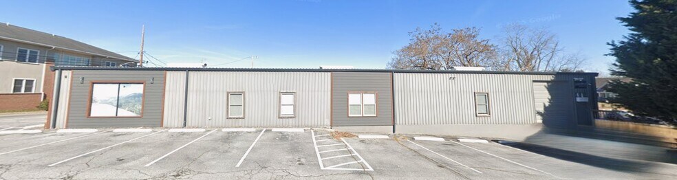 More Photos Of 120 S Grove St, Hendersonville Light Manufacturing For Sale