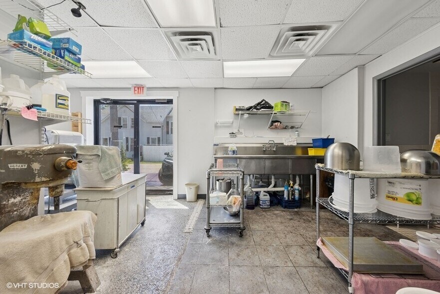 More Photos Of 800 W Broadway St, Bradley General Retail For Sale