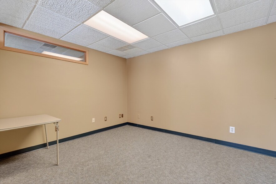 More Photos Of 6300 Sashabaw Rd, Village of Clarkston Storefront For Lease