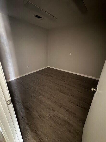 More Photos Of 414 W House St, Alvin Medical For Lease