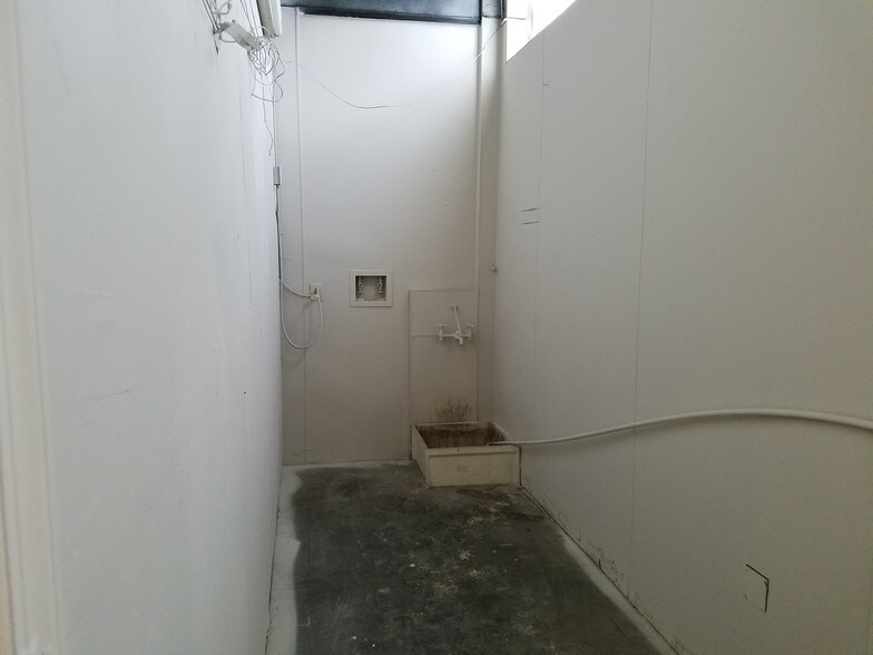 More Photos Of 18775 N Frederick Rd, Gaithersburg Warehouse For Lease
