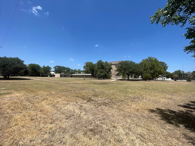 More Photos Of 216 E College St, Seguin Flex For Sale