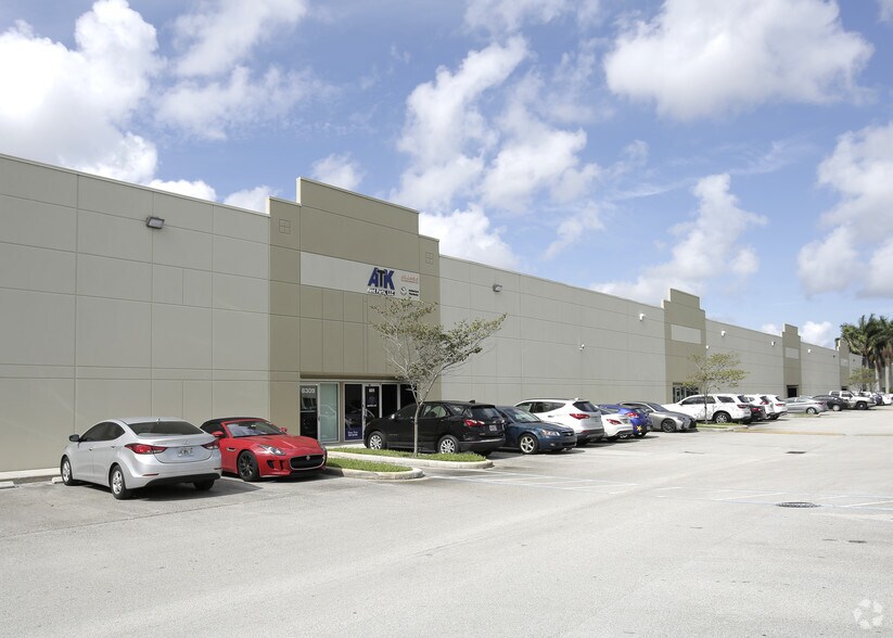 More Photos Of 6301-6323 NW 99th Ave, Doral Distribution For Lease