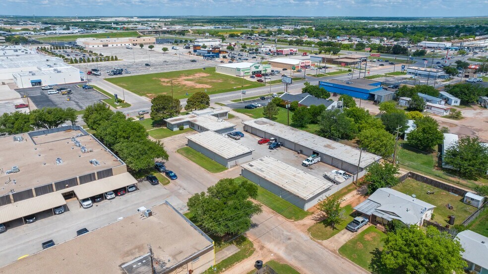 More Photos Of 209 S Pioneer Dr, Abilene Flex For Sale