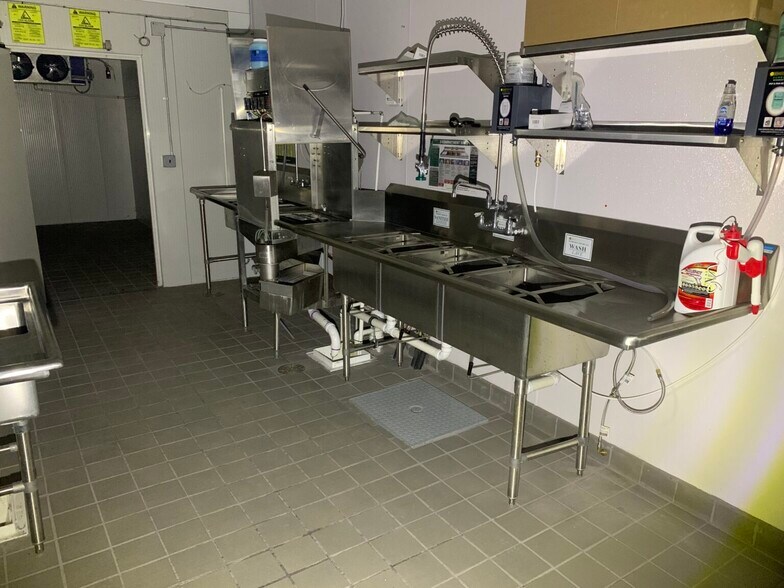 More Photos Of 2051-2325 18 Mile Rd, Sterling Heights Freestanding For Lease