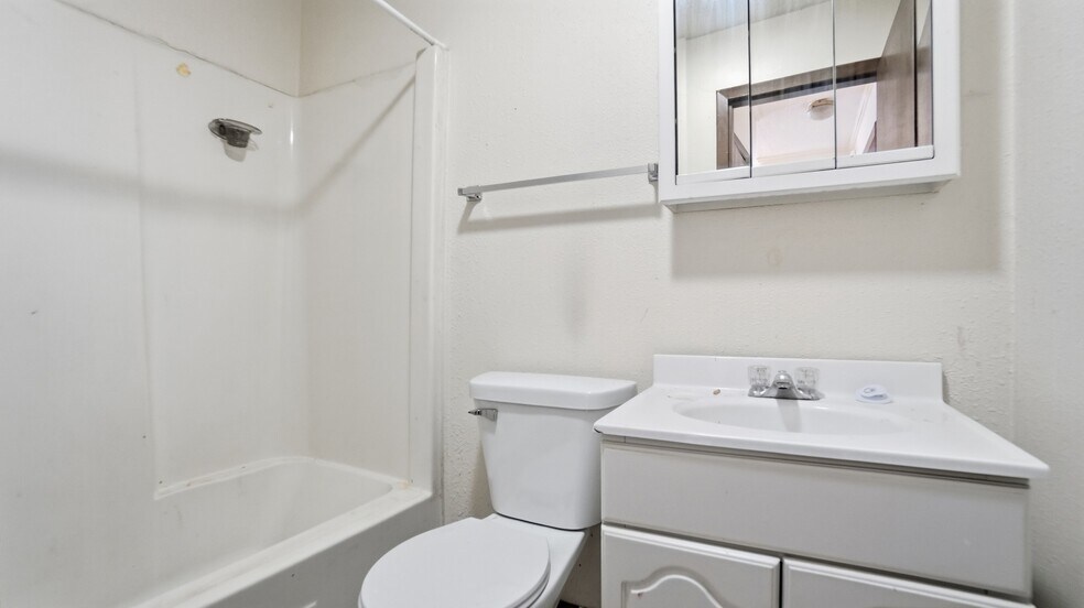 More Photos Of 700 W Wayne St, Paulding Apartments For Sale