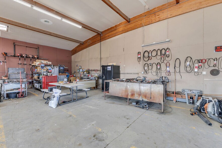 More Photos Of 81500 Industrial Pl, Indio Warehouse For Sale