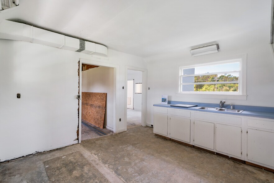 More Photos Of 3590 Thomas St, Memphis Office For Sale