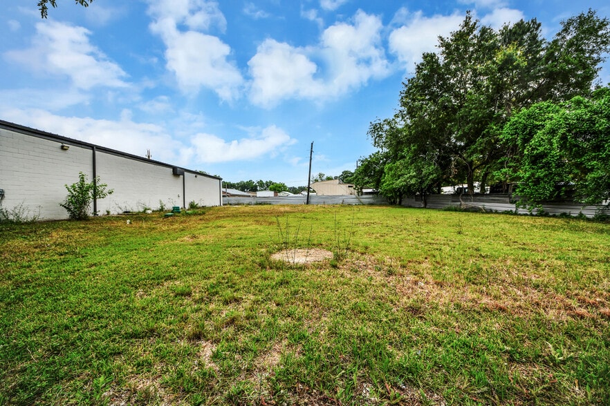 More Photos Of 8603 Shoal Creek Dr, Houston Warehouse For Sale
