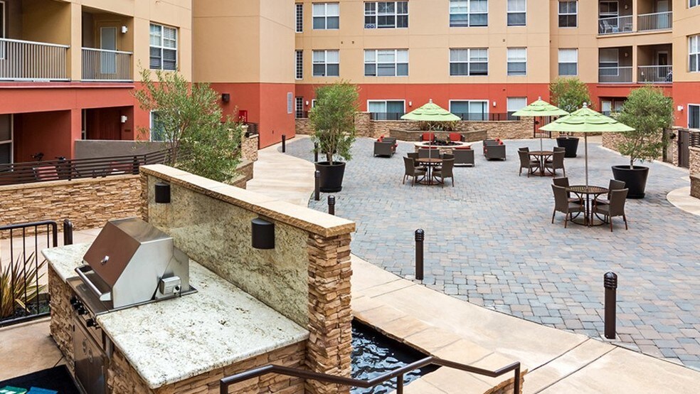 More Photos Of 992-998 4th St, San Rafael Unknown For Lease