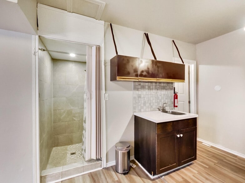 More Photos Of 443 Wentworth St N, Hamilton Storefront Retail Residential For Sale