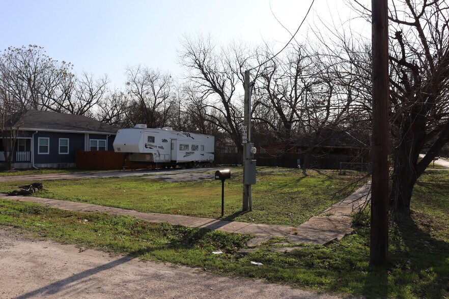 More Photos Of 502 E Navarro Ave, Mart Land For Sale