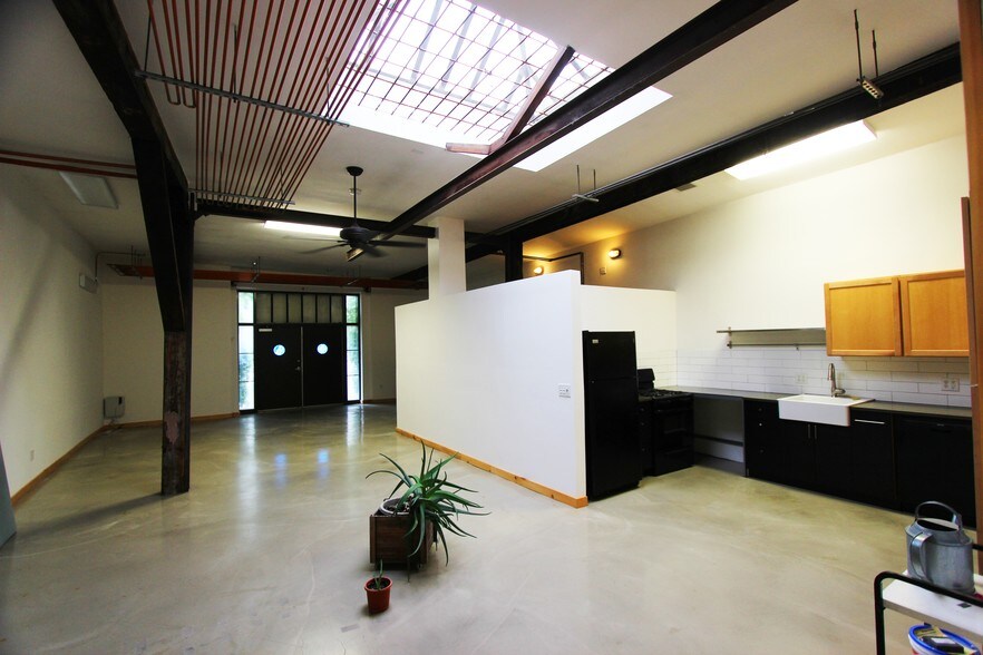 More Photos Of 378 Johnston Ave, Jersey City Warehouse For Lease