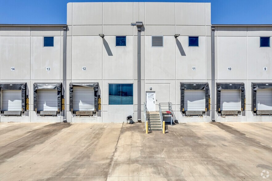 More Photos Of 3203 S Sam Houston Pky E, Houston Warehouse For Lease