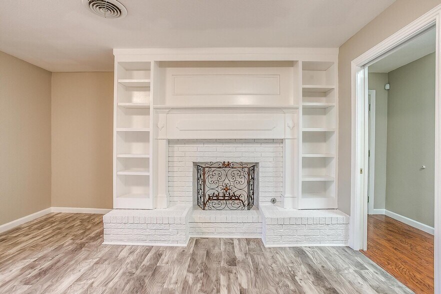 More Photos Of 2418 Cales Dr, Arlington Office Residential For Sale