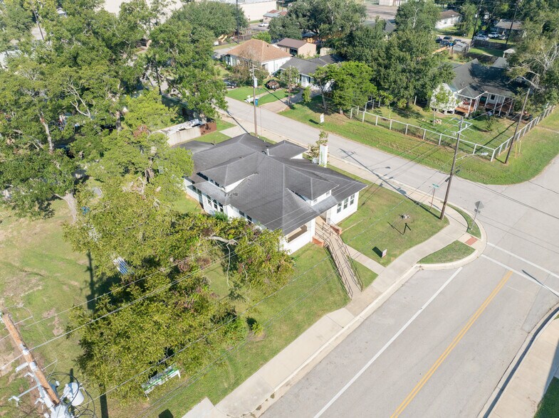 More Photos Of 1119 Smith St, Waller Office Residential For Lease