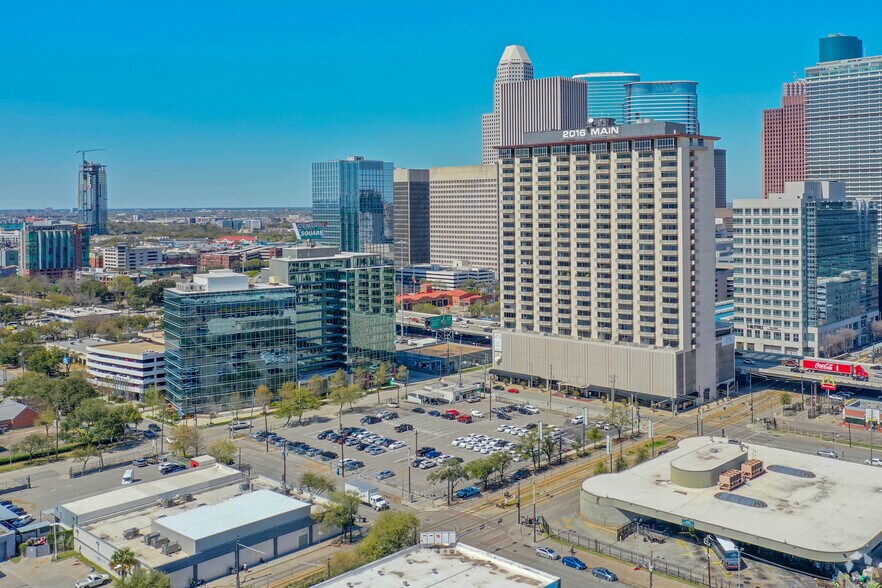 More Photos Of 2016 Main St, Houston Apartments For Sale