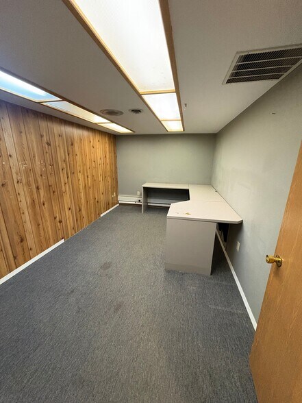 More Photos Of 6636 Rosewood St, Anchorage Warehouse For Sale