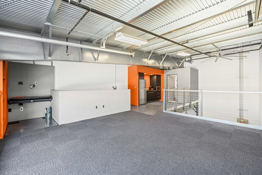 More Photos Of 123 Pit Ln, Pontiac Parking Garage For Sale
