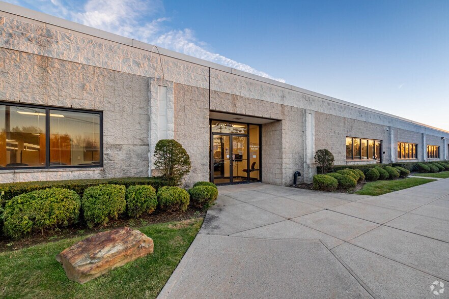 More Photos Of 55 W Ames Ct, Plainview Research And Development For Lease