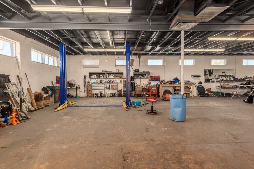 More Photos Of 906 E Broadway Rd, Phoenix Warehouse For Sale
