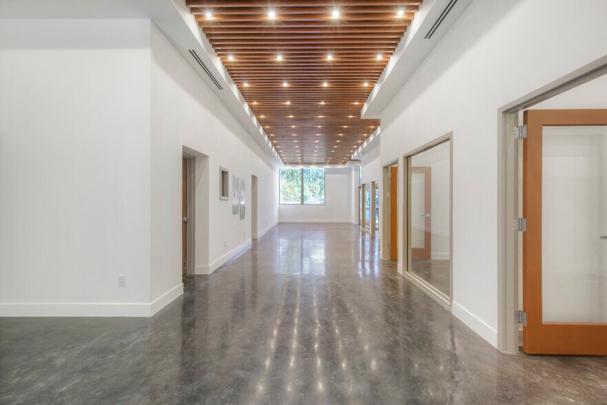 More Photos Of 5325 Topanga Canyon Blvd, Woodland Hills Office Residential For Lease