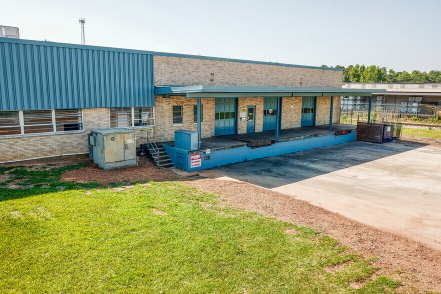 More Photos Of 5500 N Sharon Amity Rd, Charlotte Manufacturing For Lease