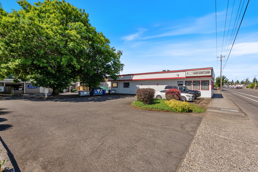 More Photos Of 12412 NE Halsey St, Portland Freestanding For Lease