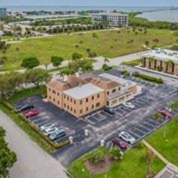 More Photos Of 5501 W Gray St, Tampa Office For Lease