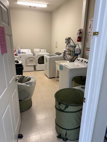 More Photos Of 1975 Mall Blvd, Auburn Warehouse For Lease