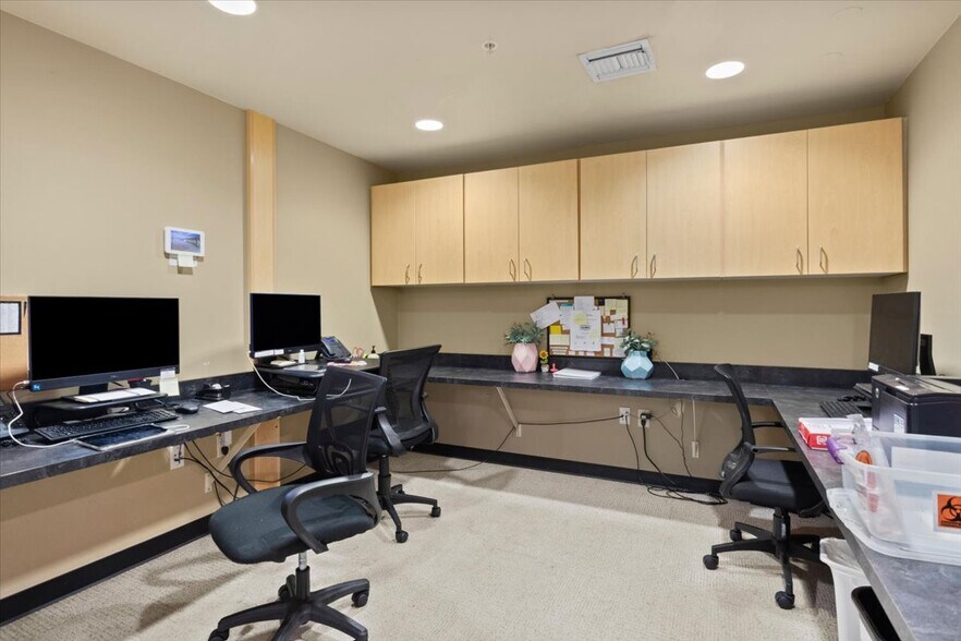More Photos Of 1390 Waverly Dr SE, Albany Medical For Lease