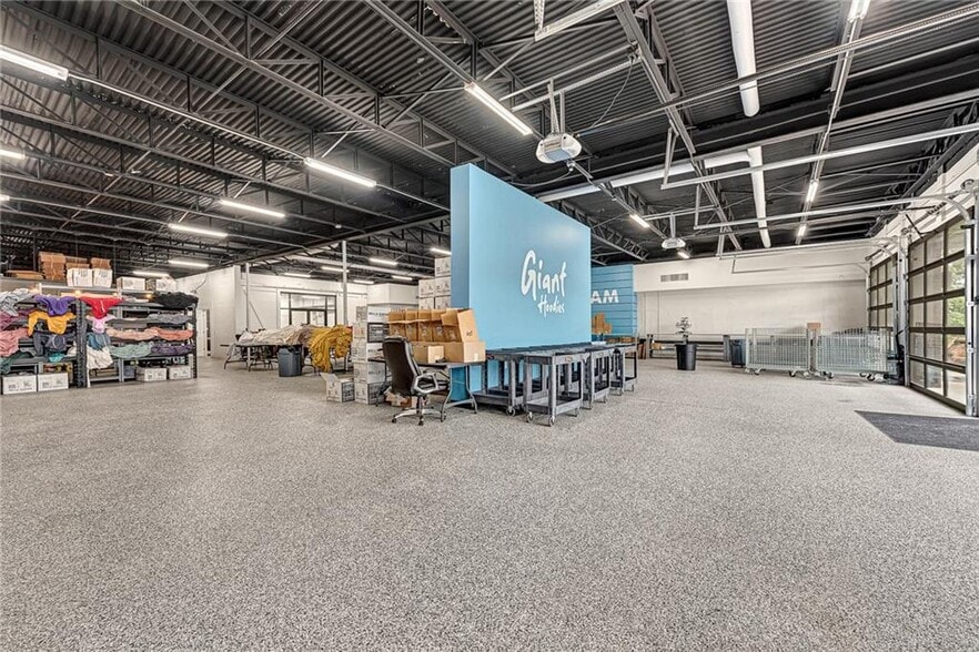 More Photos Of 427 N College Ave, Fayetteville Storefront For Sale