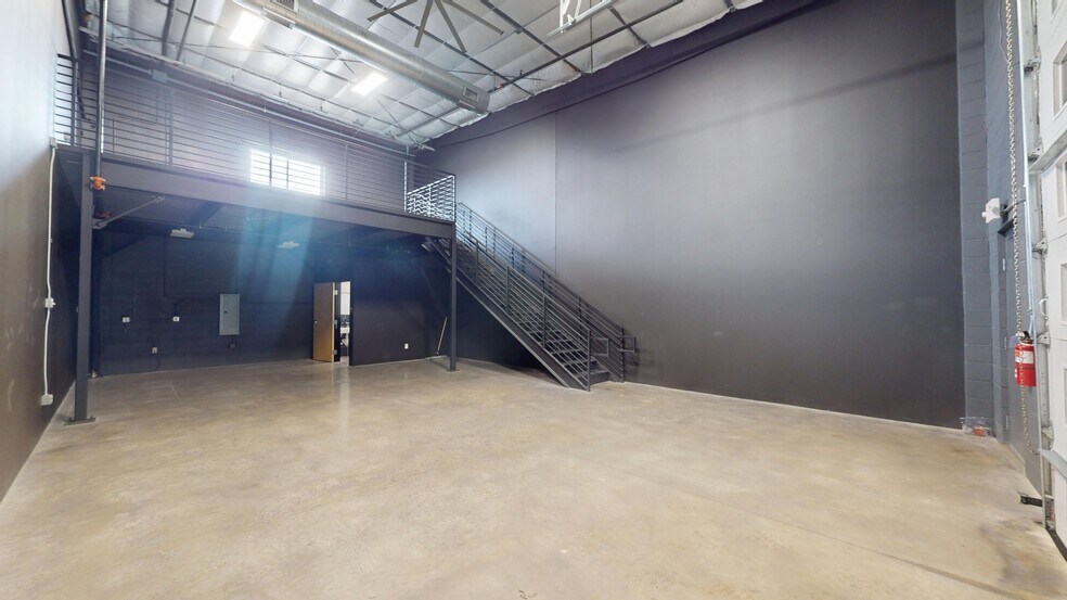 More Photos Of 2100 Double Creek Dr, Round Rock Warehouse For Lease