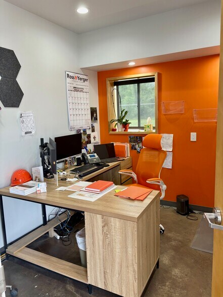 More Photos Of 326 Almedia Rd, Saint Rose Warehouse For Lease