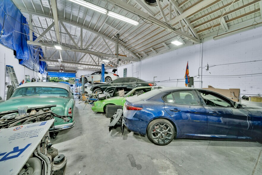 More Photos Of 14637 Aetna St, Van Nuys Warehouse For Sale