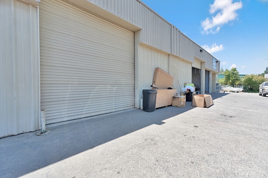 More Photos Of 2152 N Briarwood Ave, Fresno Warehouse For Sale