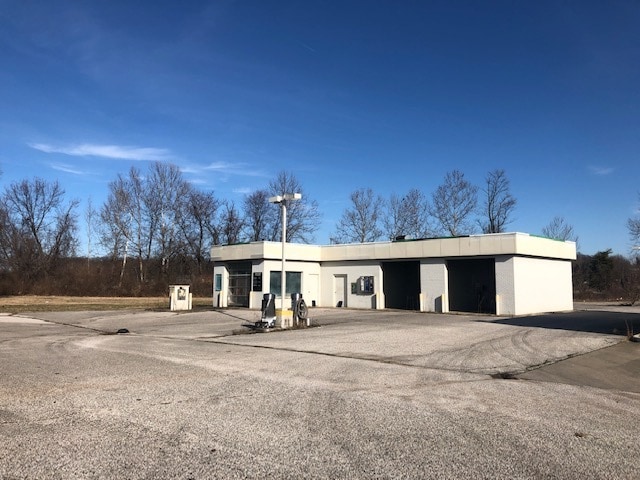 More Photos Of 606 Shirlee St, Vincennes Service Station For Sale