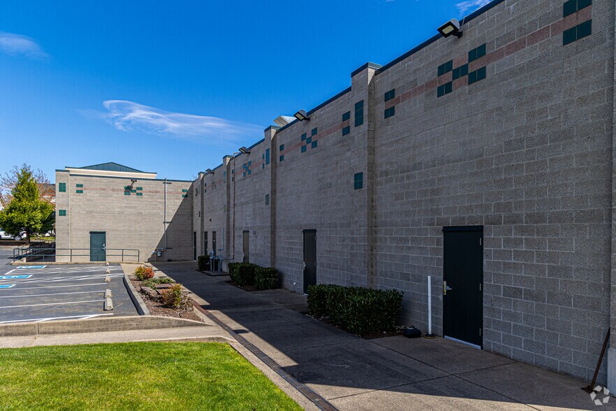 More Photos Of 975 Ross Ave, Dupont General Retail For Lease