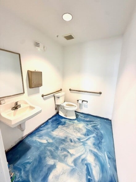 More Photos Of 16360 Innovation Ln, Fort Myers Showroom For Lease