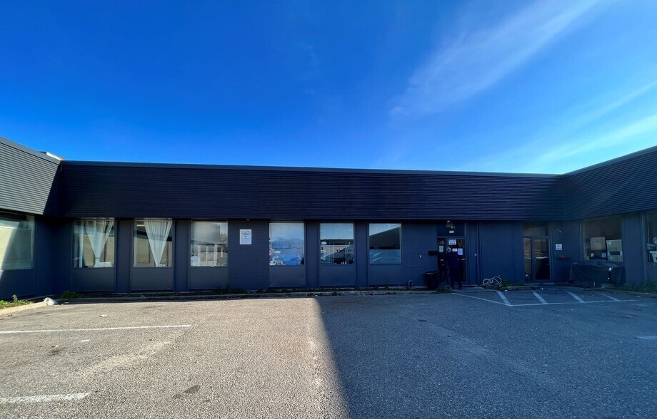 More Photos Of 581-597 Trethewey Dr, Toronto Warehouse For Lease