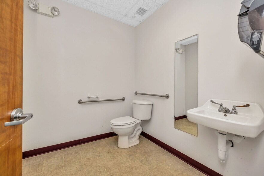 More Photos Of 860 NW Washington Blvd, Hamilton Medical For Lease