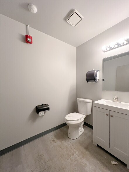 More Photos Of 1541-1543 Bourbon Pky, Streamwood Light Distribution For Lease